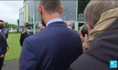 France : Emmanuel Macron accueilli par Xavier Bertrand à l’usine Renault de Douai