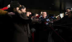 Le Premier ministre sortant du Kosovo Albin Kurti s'adresse à la presse après avoir voté à Pristina, le 28 décembre 2025 ( AFP / Armend NIMANI )