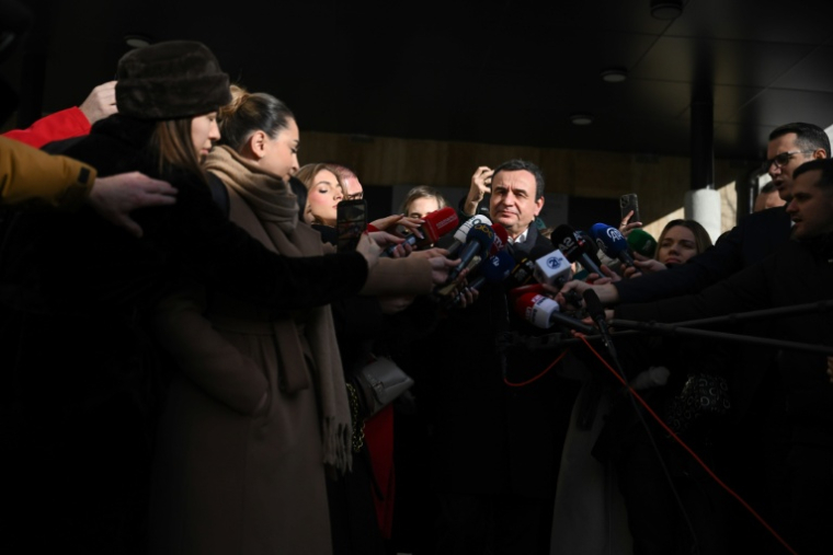 Le Premier ministre sortant du Kosovo Albin Kurti s'adresse à la presse après avoir voté à Pristina, le 28 décembre 2025 ( AFP / Armend NIMANI )
