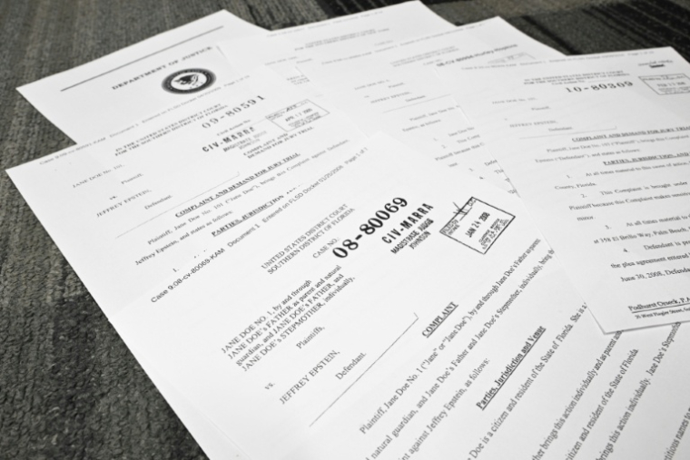 Des documents judiciaires tirés du dossier Epstein, le 19 décembre 2025 à Washington ( AFP / Mandel NGAN )