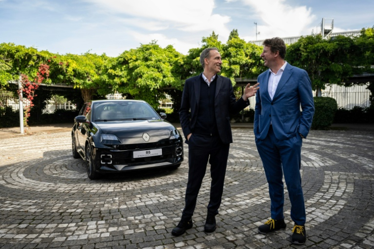 Raphaël Glucksmann (gauche) et Yannick Jadot visitent l'usine Renault de Cléon (Seine-Maritime), le 2 octobre 2026 ( AFP / Guillaume SALIGOT )