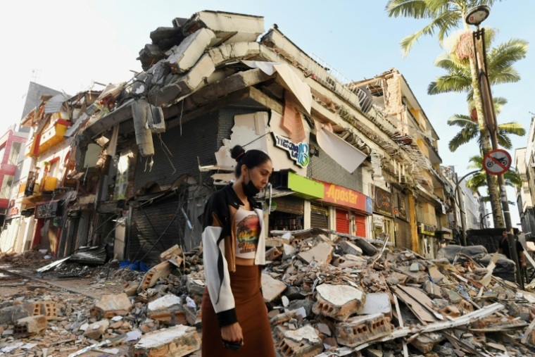 Une femme passe près de décombres à Pereira, en Colombie, le 11 août 2026 ( AFP / Jaime SALDARRIAGA )