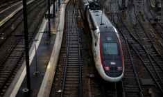 Un train à grande vitesse TGV arrive à la gare de l'Est à Paris