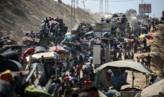 Des Palestiniens de la ville de Gaza se déplacent vers le sud de la bande de Gaza avec leurs affaires, sur la route côtière près du camp de réfugiés de Nousseirat dans le centre du territoire, pour fuir une opération militaire israélienne, le 19 septembre 2025  ( AFP / Eyad BABA )