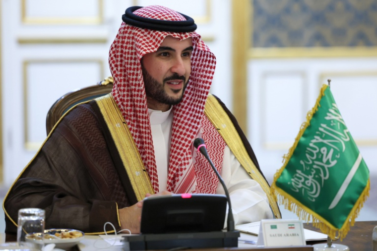 Photographie fournie par la présidence iranienne du ministre saoudien de la Défense, le prince Khalid ben Salmane Al Saoud, à Téhéran en Iran le 26 octobre 2026 ( Iranian Presidency / - )