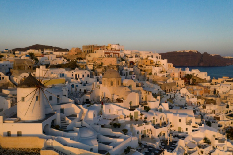 La ville d'Oia sur l'île grecque de Santorin, le 14 juin 2020 ( AFP / Aris MESSINIS )