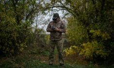 Un pilote de drone ukrainien à l'entraînement, dans l'est de l'Ukraine, le 9 octobre 2025 ( AFP / Ed JONES )
