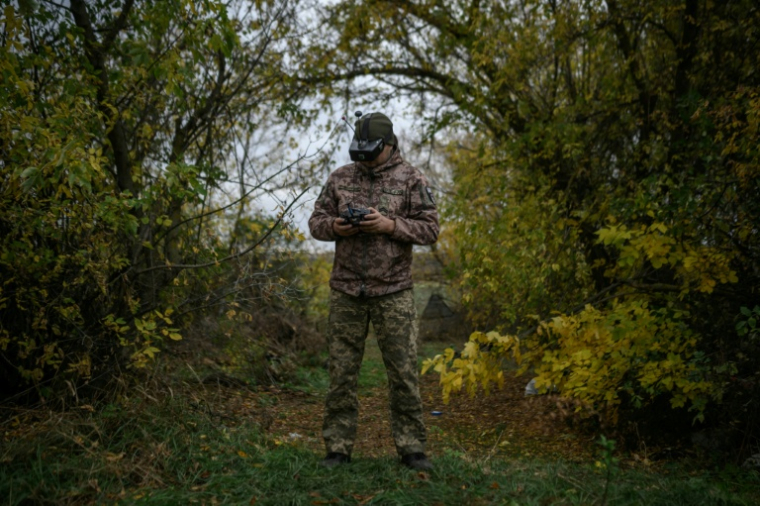 Un pilote de drone ukrainien à l'entraînement, dans l'est de l'Ukraine, le 9 octobre 2025 ( AFP / Ed JONES )