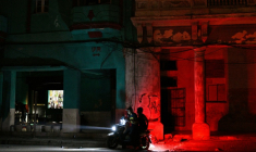 Un homme conduit une moto dans une rue pendant une panne de courant à La Havane, le 16 mars 2026 ( AFP / ADALBERTO ROQUE )