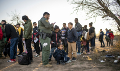 Un groupe de migrants sont contrôlés par la police aux frontières près d'Eagle Pass, au Texas, le 4 février 2024 ( AFP / SERGIO FLORES )