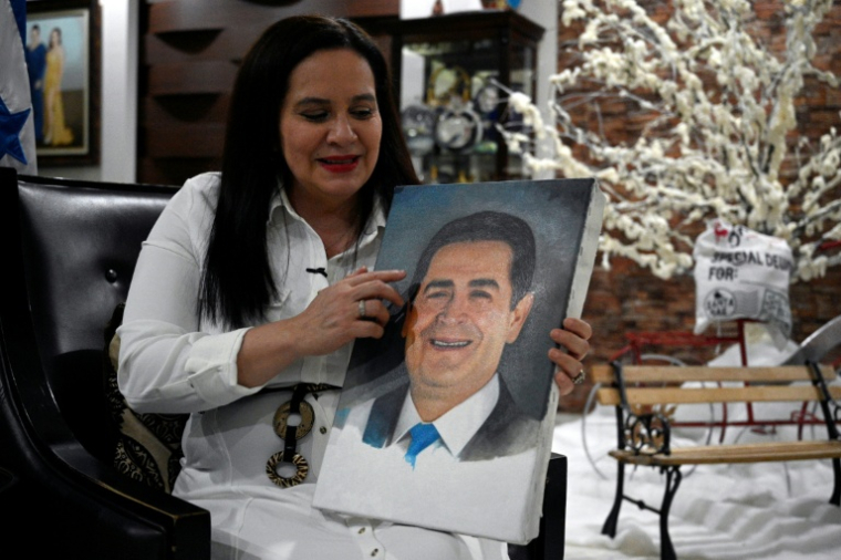 Ana García de Hernández, épouse de l'ancien président hondurien Juan Orlando Hernández, tient un portrait de son mari lors d'un entretien avec l'AFP à Tegucigalpa le 2 décembre 2025 ( AFP / Orlando SIERRA )