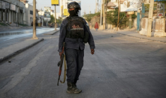 Un membre des forces de sécurité somaliennes patrouille dans la capitale, Mogadiscio, lors d'élections locales, le 25 décembre 2025 ( AFP / Hassan Ali ELMI )