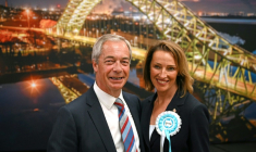 Nigel Farage (G), leader du parti Reform UK, et Sarah Pochin, le 2 mai 2025 à Widnes ( AFP / Oli SCARFF )