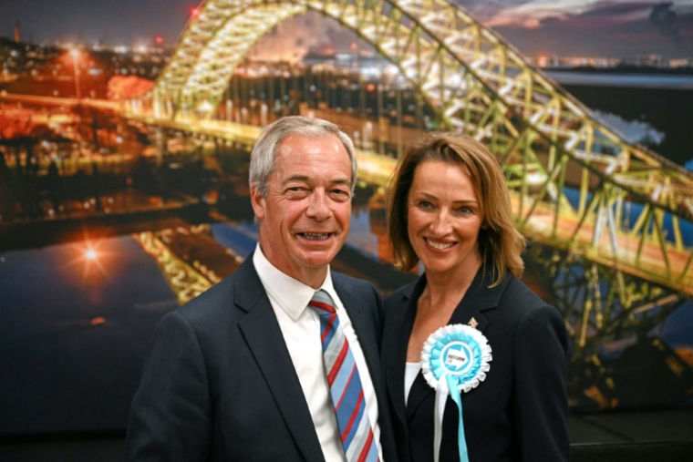 Nigel Farage (g), leader du parti Reform UK et Sarah Pochin (d), candidate du parti, qui remporte l'élection partielle dans la circonscription de Runcorn & Helsby à Widnes, dans le nord-ouest de l'Angleterre, le 2 mai 2025 ( AFP / Oli SCARFF )