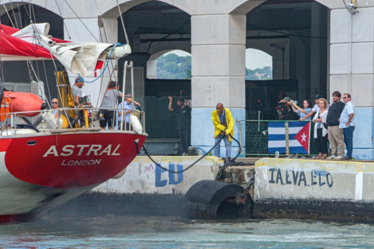 Le voilier El Astral, de l'ONG espagnole Open Arms, arrive dans le port de La Havane, le 19 juillet 2026 à Cuba ( AFP / STR )