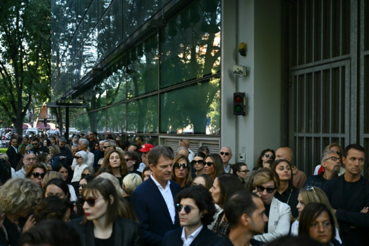 Des personnes font la queue pour rendre hommage au défunt créateur de mode italien Giorgio Armani, dont le cercueil est exposé à l'Armani Teatro à Milan, le 6 septembre 2025 ( AFP / Stefano RELLANDINI )