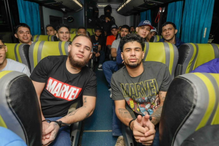 Photo diffusée par la présidence du Salvador montrant des migrants vénézuéliens emprisonnés au Salvador  dans un bus avant de monter à bord d'un avion à destination du Venezuela, au Salvador, le 18 juillet 2025 ( EL SALVADOR'S PRESIDENCY PRESS OFFICE / Kevin COREAS )