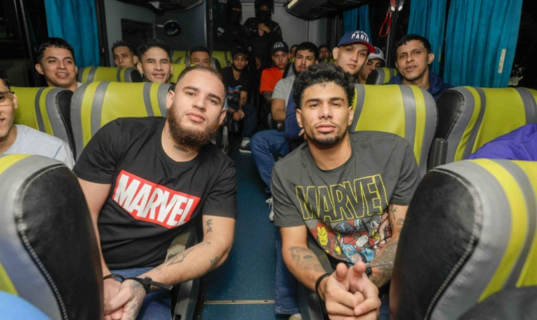 Photo diffusée par la présidence du Salvador montrant des migrants vénézuéliens emprisonnés au Salvador  dans un bus avant de monter à bord d'un avion à destination du Venezuela, au Salvador, le 18 juillet 2025 ( EL SALVADOR'S PRESIDENCY PRESS OFFICE / Kevin COREAS )