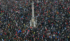 Des manifestants protestent contre la suppression de la redevance audiovisuelle à Prague le 25 octobre 2026 ( AFP / Michal Cizek )
