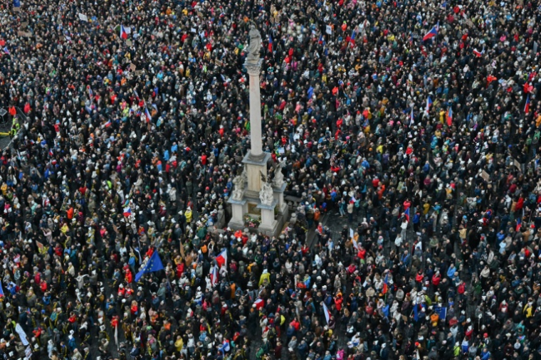 Des manifestants protestent contre la suppression de la redevance audiovisuelle à Prague le 25 octobre 2026 ( AFP / Michal Cizek )