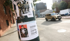 Une pancarte "Bad Bunny says ICE Out" ("Bad Bunny dit dehors l'ICE") sur un lampadaire à l'extérieur d'un événement du Super Bowl à San Francisco, le 7 février 2026 ( AFP / Patrick T. Fallon )