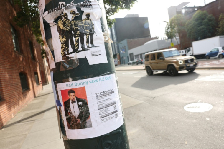 Une pancarte "Bad Bunny says ICE Out" ("Bad Bunny dit dehors l'ICE") sur un lampadaire à l'extérieur d'un événement du Super Bowl à San Francisco, le 7 février 2026 ( AFP / Patrick T. Fallon )