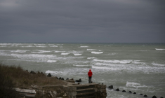 Un homme regarde la mer Noire près de Krapets en Bulgarie le 14 octobre 2026 ( AFP / Nikolay DOYCHINOV )