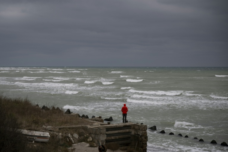 Un homme regarde la mer Noire près de Krapets en Bulgarie le 14 octobre 2026 ( AFP / Nikolay DOYCHINOV )