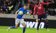 Samuel Umtiti de Lille à la lutte avec Jakup Andreasen de Klaksvik