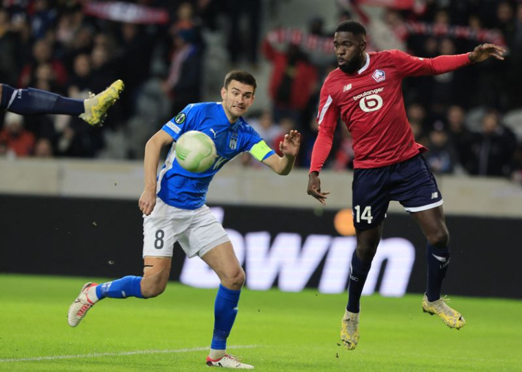 Samuel Umtiti de Lille à la lutte avec Jakup Andreasen de Klaksvik