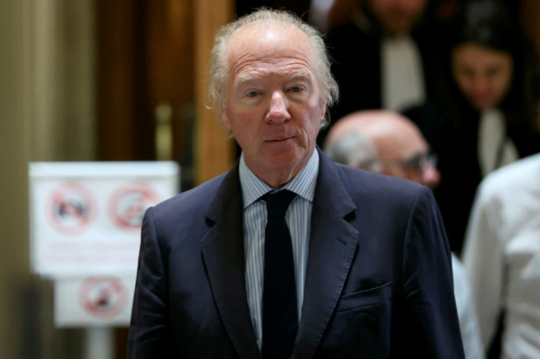 L'ancien ministre de l'Intérieur, Brice Hortefeux, quitte la salle d'audience lors d'une pause dans le procès en appel sur le financement libyen, le 13 mai 2026 à Paris ( AFP / Alain JOCARD )
