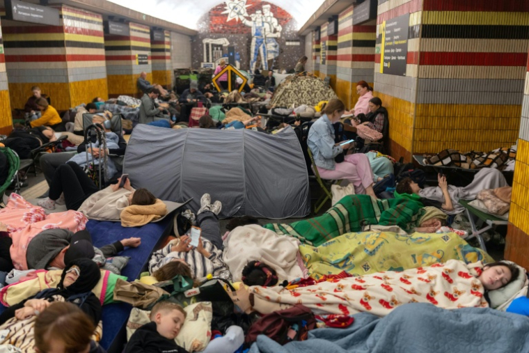 Des habitants de Kiev réfugiés dans une station de métro pendant une attaque de missiles russes sur la ville, le 30 juillet 2026 ( AFP / OLEKSII FILIPPOV )