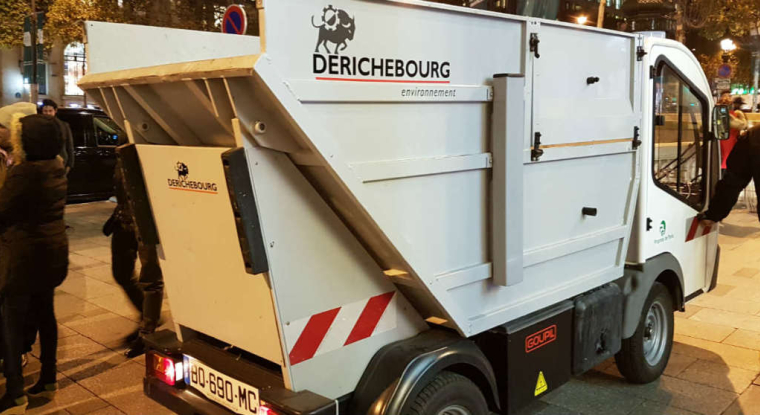 Derichebourg a remporté le contrat d'entretien de la chaussée des Champs Élysées, à Paris. (© J. Corric)