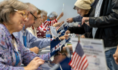 Des habitants du Kansas s'apprêtant à voter de manière anticipée pour les élections de mi-mandat à Overland Park, dans la banlieue de Kansas City,le 17 octobre 2026 ( AFP / Austin Johnson )