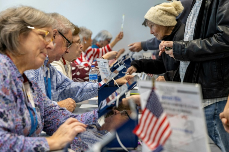 Des habitants du Kansas s'apprêtant à voter de manière anticipée pour les élections de mi-mandat à Overland Park, dans la banlieue de Kansas City,le 17 octobre 2026 ( AFP / Austin Johnson )