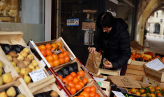 Une femme achète des fruits et légumes dans un magasin à Agen, en France