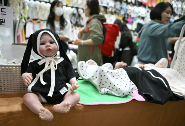 Des visiteurs lors d'un salon de l'enfant, le 30 avril 2026 à Séoul  ( AFP / Jung Yeon-je )