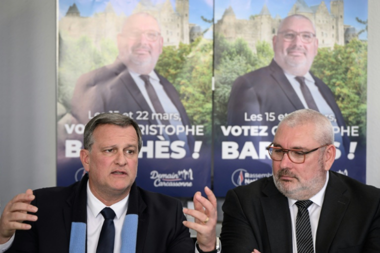 Le maire RN de Perpignan Louis Aliot (g) et le candidat RN aux municipales à Carcassonne Christophe Barthès le 18 mars 2026 à Carcassonne ( AFP / Ed JONES )