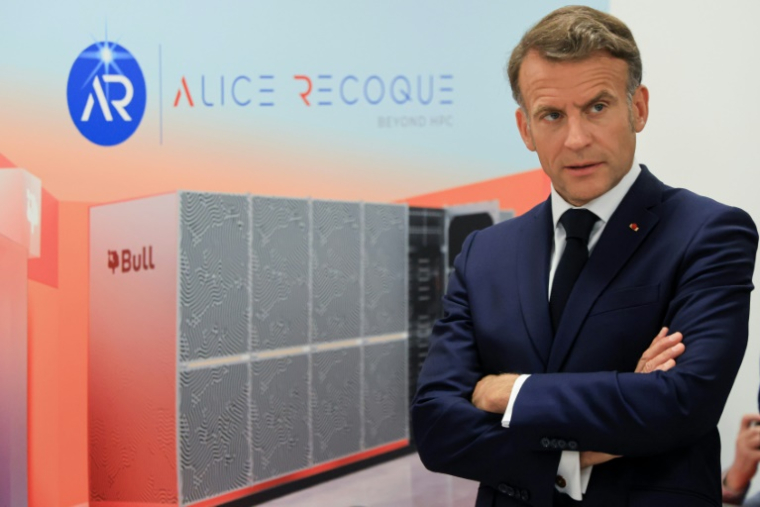 Le président Emmanuel Macron, le 22 mai 2026 à Bruyères-le-Châtel, au sud de Paris ( POOL / Ludovic MARIN )