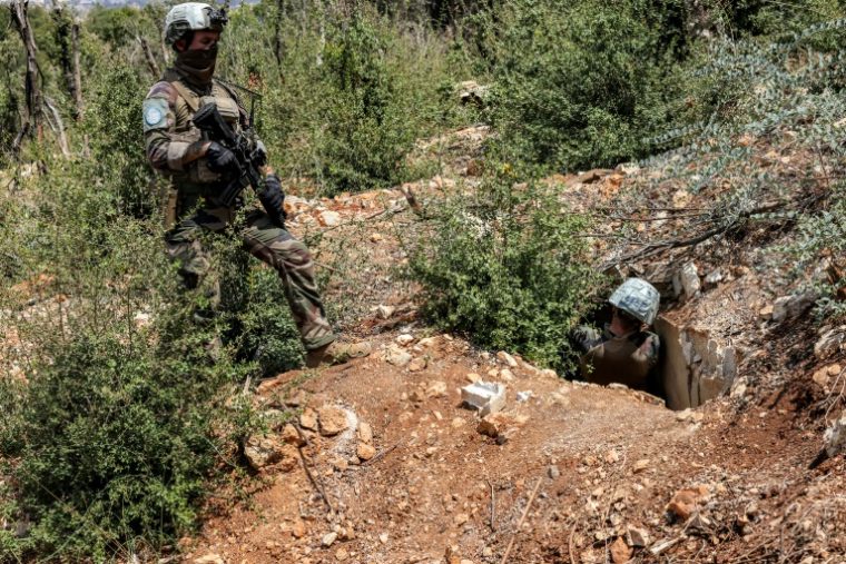 Des Casques bleus de la Force intérimaire des Nations unies au Liban (Finul) opèrent dans une position auparavant tenue par le mouvement pro-iranien Hezbollah, dans la vallée de Khraibeh à el-Meri, dans le sud du Liban, le 27 août 2025 ( AFP / ANWAR AMRO )