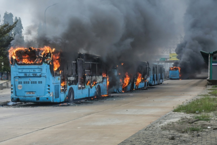 (Photo archives) Des bus publics incendiés pendant les affrontements à Dar es Salaam (Tanzanie) le 29 octobre 2025, pendant les élections présidentielle et législatives ( AFP / - )
