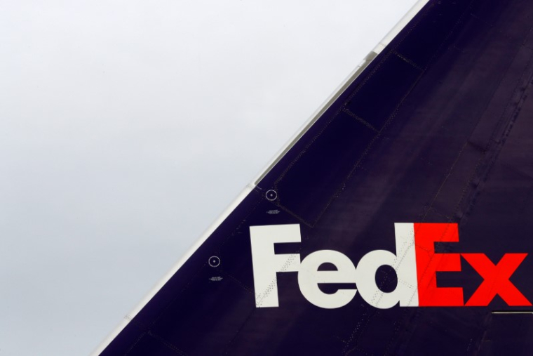 FEDEX RÉDUIT ENCORE SON OBJECTIF ANNUEL; L'ACTION RECULE