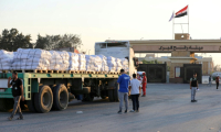 Un camion chargé d'aide humanitaire attend de traverser le terminal frontalier de Rafah vers la bande de Gaza depuis l'Egypte, le 27 juillet 2025  ( AFP / STR )