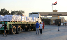Un camion chargé d'aide humanitaire attend de traverser le terminal frontalier de Rafah vers la bande de Gaza depuis l'Egypte, le 27 juillet 2025  ( AFP / STR )