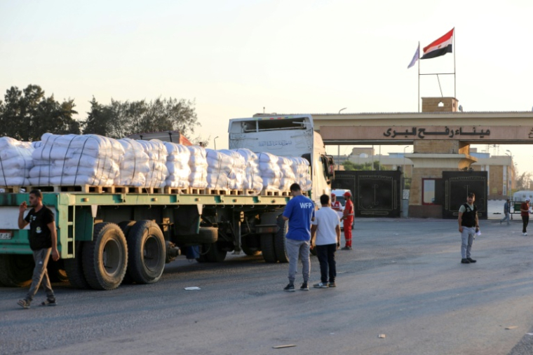 Un camion chargé d'aide humanitaire attend de traverser le terminal frontalier de Rafah vers la bande de Gaza depuis l'Egypte, le 27 juillet 2025 ( AFP / STR )