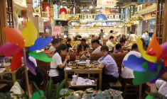 Des clients dînent dans un restaurant situé dans une zone commerciale de Pékin