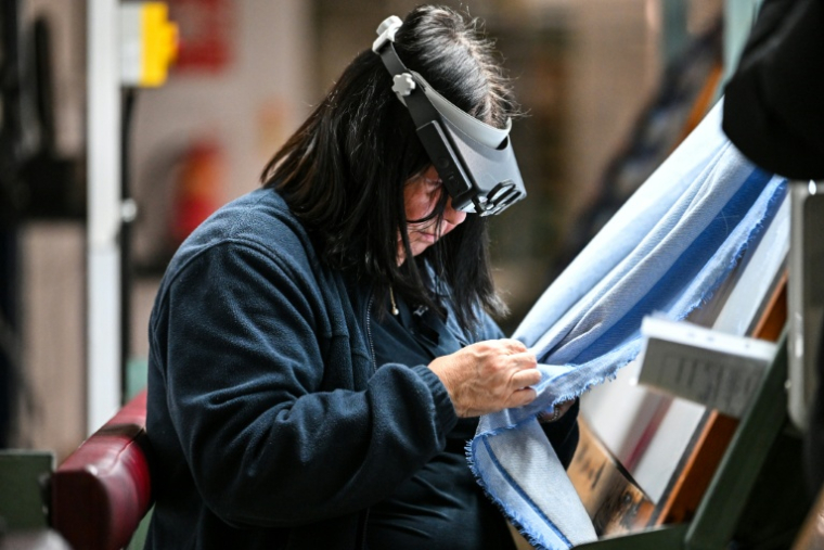 Maria Wade, "raccommodeuse de laine brut, dans les ateliers de tissage Alex Begg à Ayr, dans le sud-ouest de l'Ecosse, le 15 janvier 2026 ( AFP / Andy BUCHANAN )