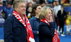 Sylvie Godard, lamère du journaliste sportif français emprisonné Christophe Gleizes (d), et son beau-père Francis Godard lors du coup d'envoi de la finale de la Coupe de France de football opposant le RC Lens à l'OGC Nice au Stade de France, à Saint-Denis, le 22 mai 2026 en Seine-Saint-Denis ( AFP / FRANCK FIFE )