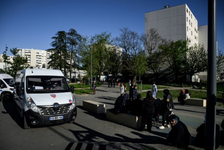 Des véhicules de CRS stationnés près du site où un homme de 19 ans a été tué par balles à Vaulx-en-Velin, dans la banlieue de Lyon, le 7 avril 2025 dans le Rhône ( AFP / Jeff PACHOUD )