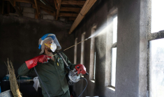 Un technicien spécialisé utilise un appareil de fumigation pour traiter une maison contre les moustiques dans le cadre d'une campagne d'éradication du paludisme, à Calcutta, en Afrique du Sud, le 25 mai 2026 ( AFP / EMMANUEL CROSET )